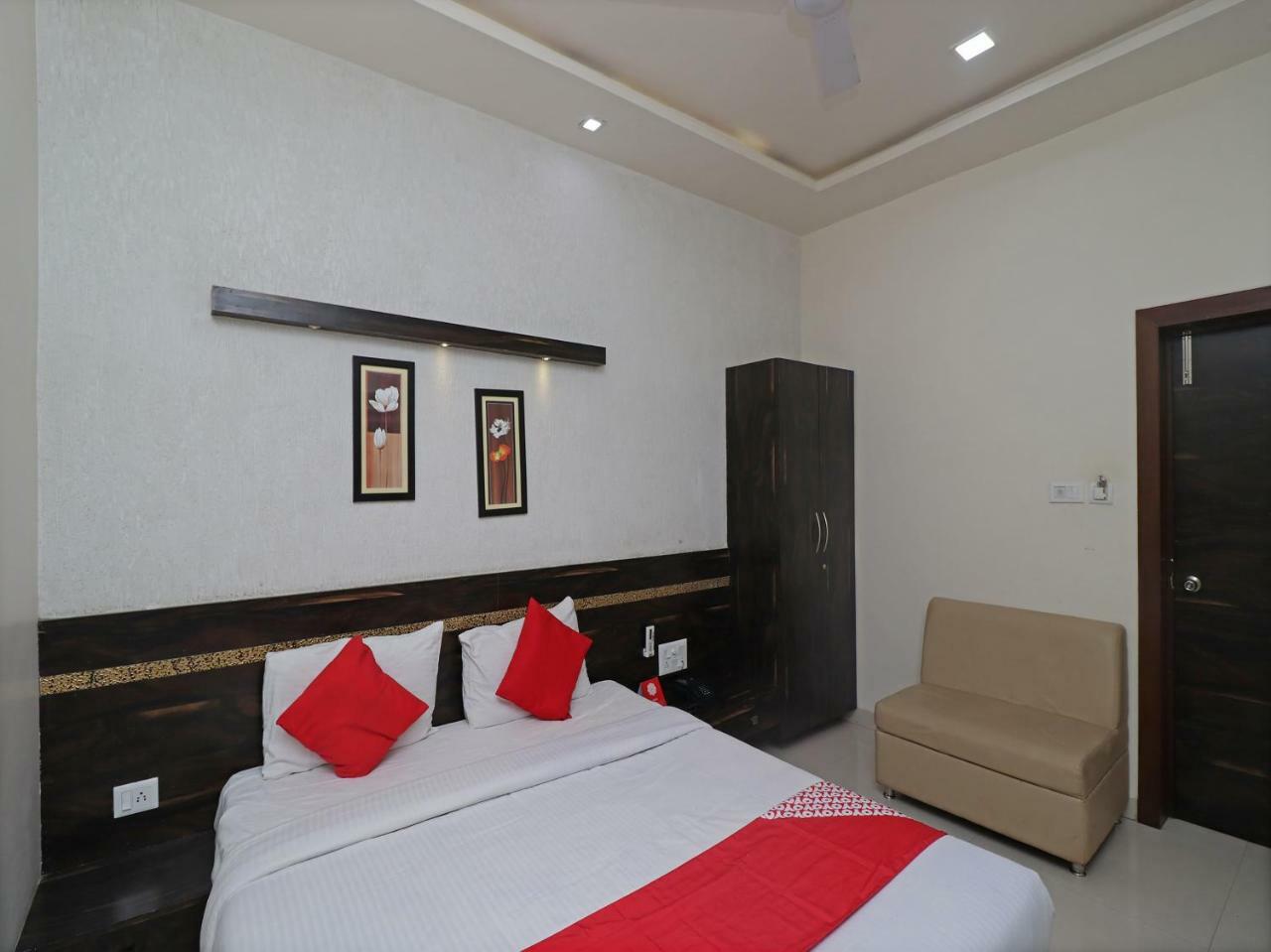 Oyo 29012 Gayatri Palace Hotell Durg Exteriör bild